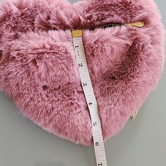 🎉 NEW🎉 Fuzzy Heart Crossbody Bag - Picture 8 of 9